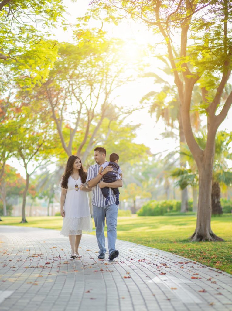Family having a picnic in Dubai for a family photography session