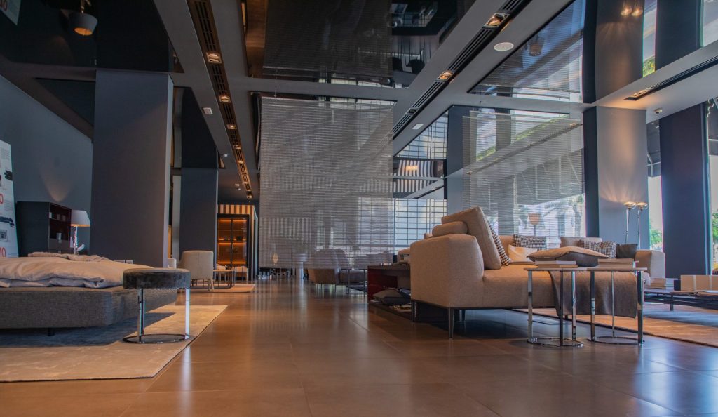 Highlighting the unique selling points of a property's interior in Dubai